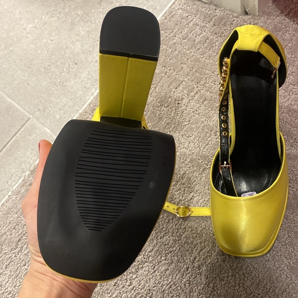 Yellow platforms - Picture 3 of 4